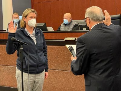 Councilmember Harlan takes her oath